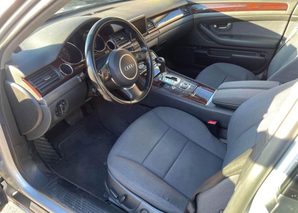 AUDI A8 3.7 quattro